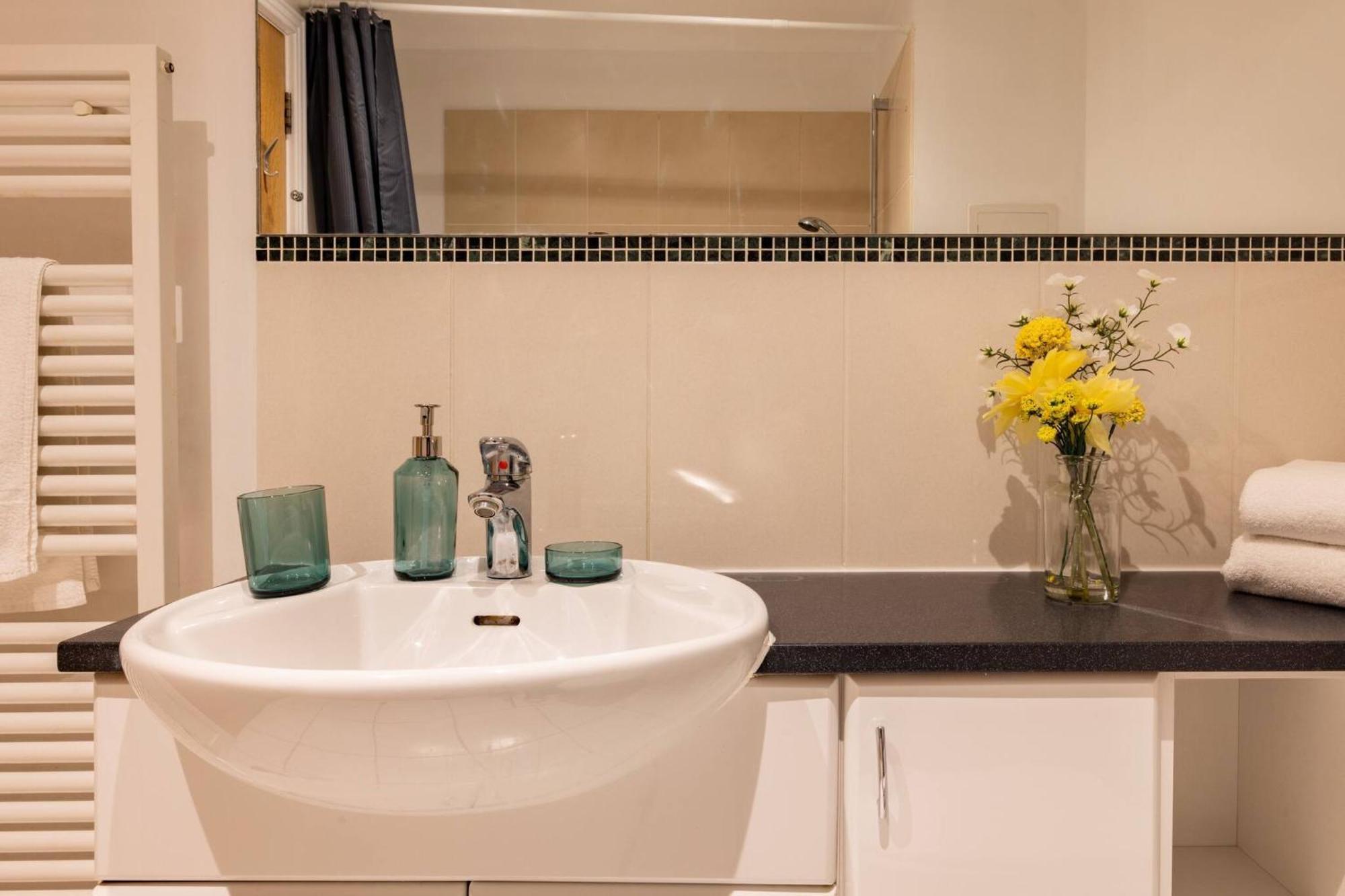 Wild Roses Service Apartments - East India London Bagian luar foto