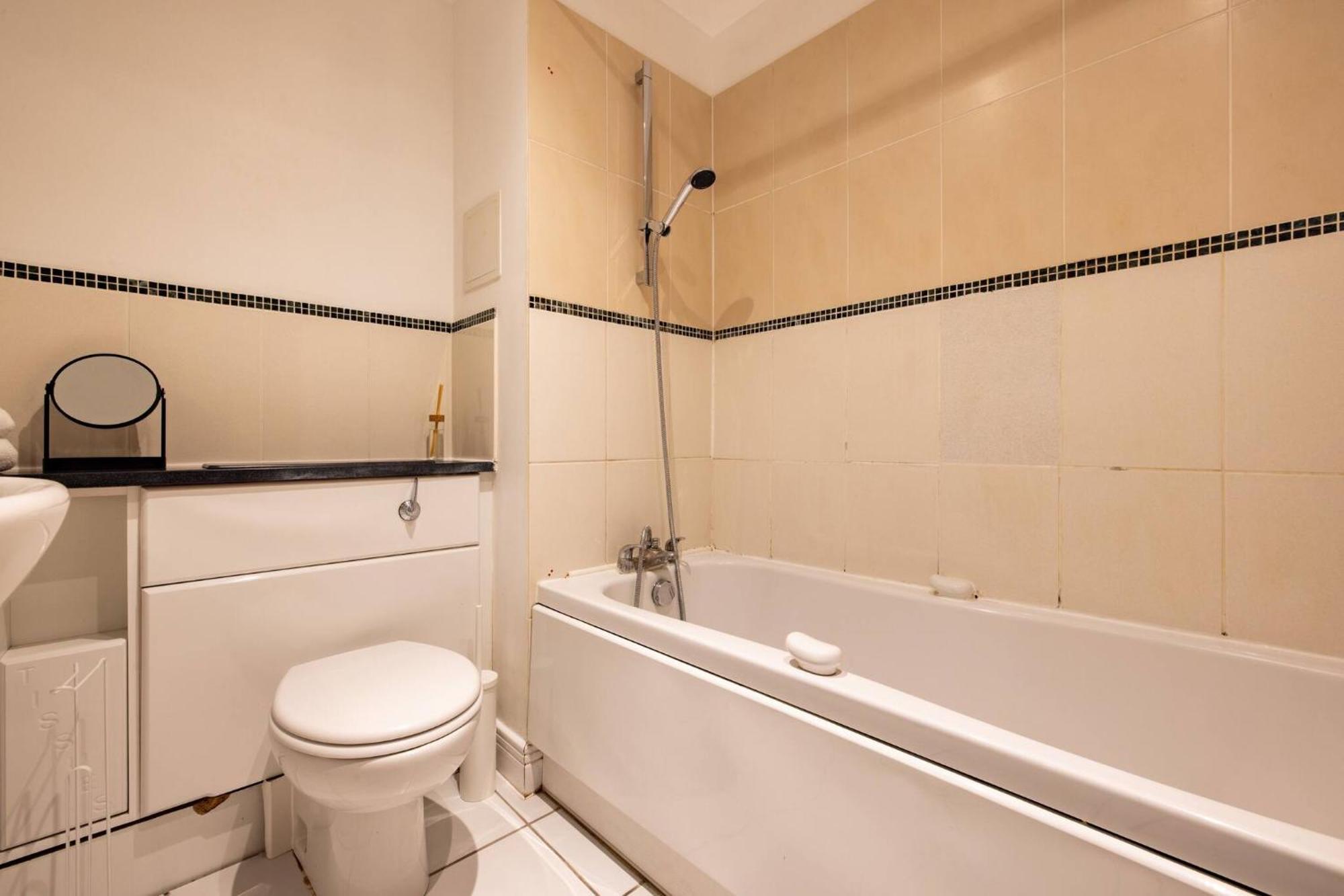 Wild Roses Service Apartments - East India London Bagian luar foto