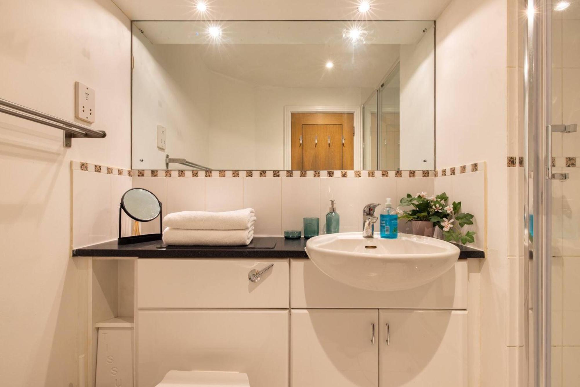Wild Roses Service Apartments - East India London Bagian luar foto