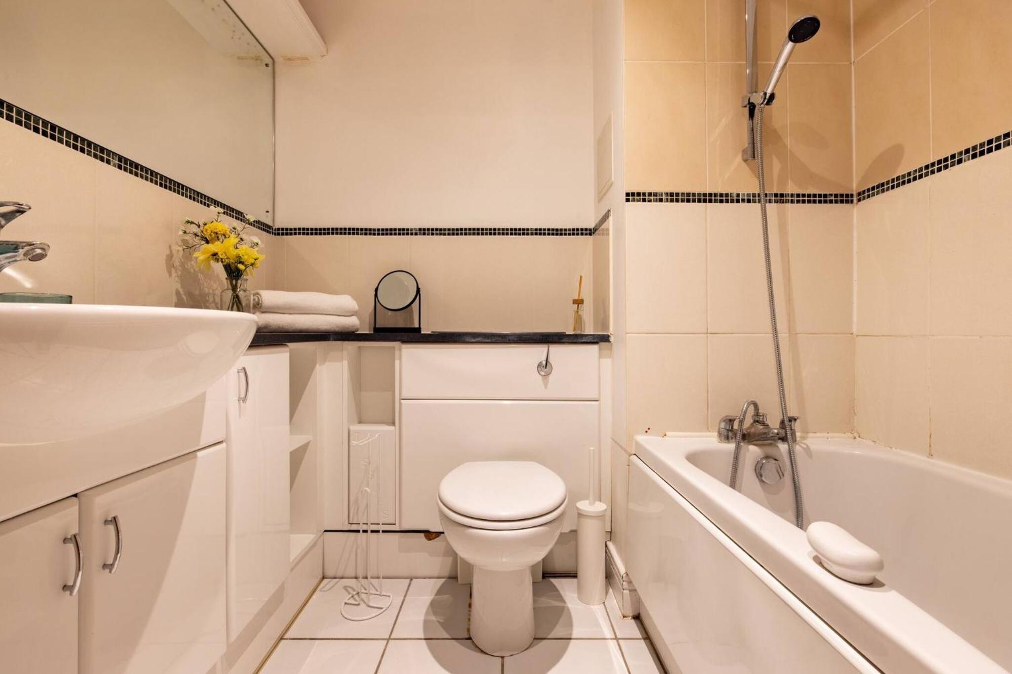 Wild Roses Service Apartments - East India London Bagian luar foto